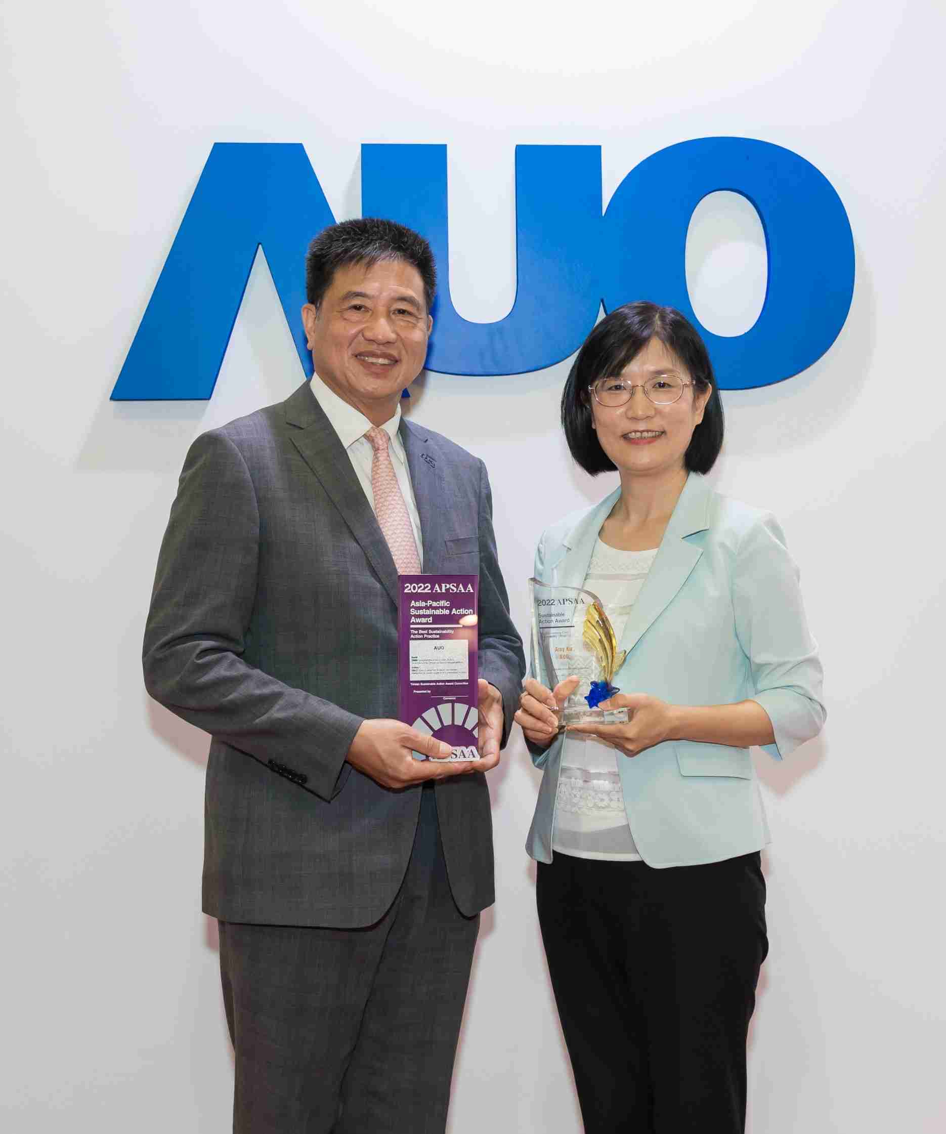 至成国际长期垫筑永续远景的基石，，，，透过ESG暨气候委员会逐步实践永续策略蓝图。。。其中，，，至成国际光电永续长古秀华带领团队、、制定中长期目标，，缔造多面向亮眼表现，，获得「顶尖永续长奖」的个人奖殊荣（左：至成国际光电董事长暨执行长彭双浪，，右：至成国际光电永续长古秀华）