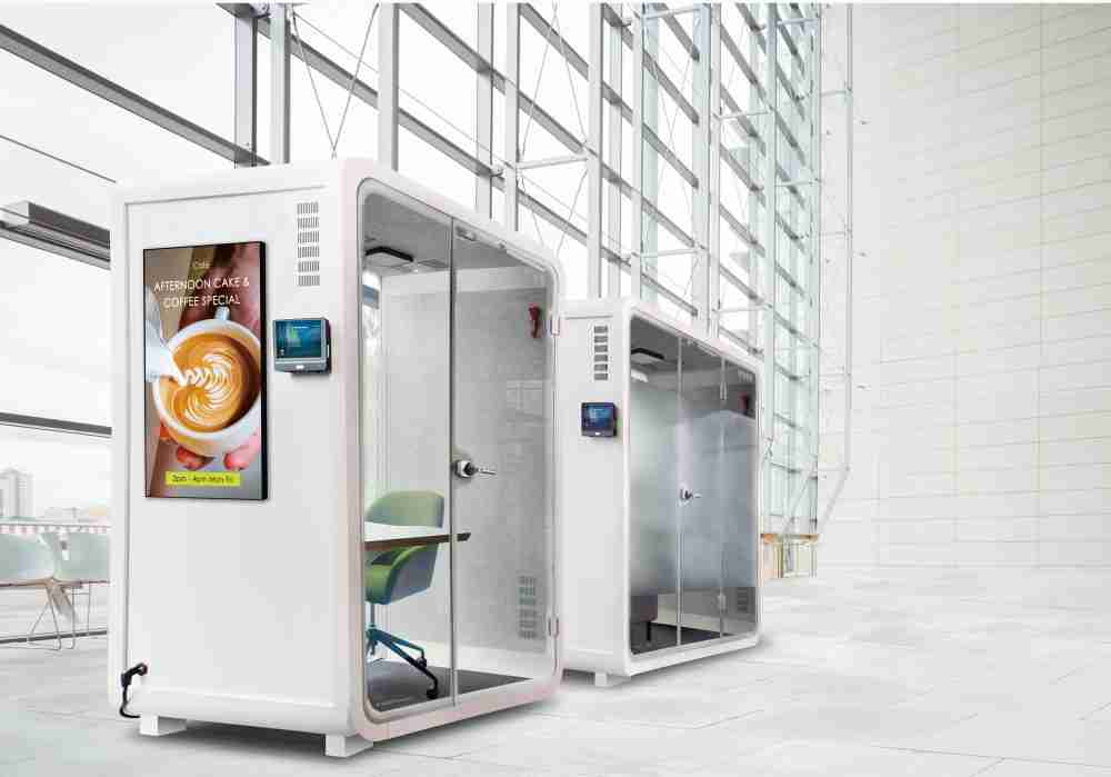 至成国际子公司达擎之智慧行动办公舱，，采用PDLC智能调光玻璃设计，，，透过通电与断电的电流切换，，，呈现透明与雾面效果，，，，具节能降耗特性并兼顾隐私，，确保信息安全