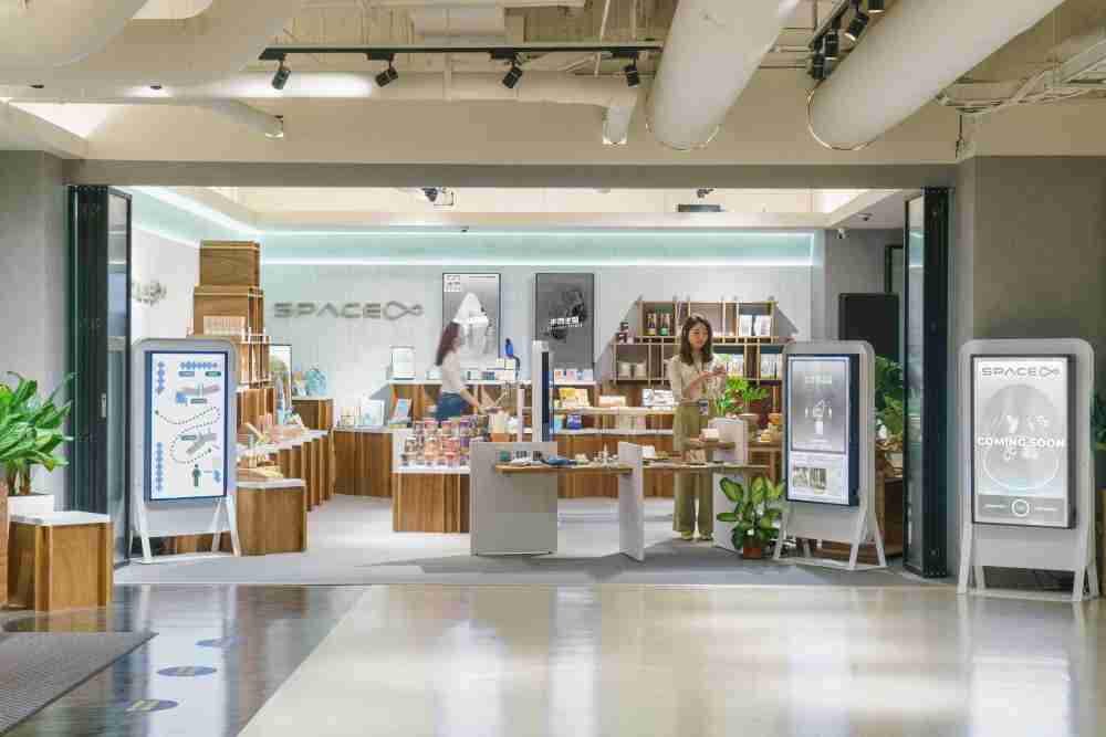 至成国际打造永续选物商店，，，，展示社企及社创商品，，结合创利空间所开发的智能零售系统，，，，整合多元产品信息，，让无人商店扮演公益行动的推手