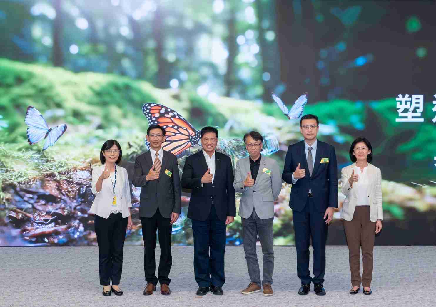 友達2023 CSR共榮大會，，，，邀請領域專家分享交流生物多樣性管理趨勢、、無塑產品、、海廢永續塑料等議題  （圖左到右：友達光電永續長古秀華、、、3M台灣技術長陳君杰、、、、友達光電董事長暨集團策略長彭双浪、、、光寶科技企業永續發展處處長陳慶暉、、安永聯合會計師事務所執業會計師曾于哲、、、、友達光電供應鏈總部副總經理吳宜芳）