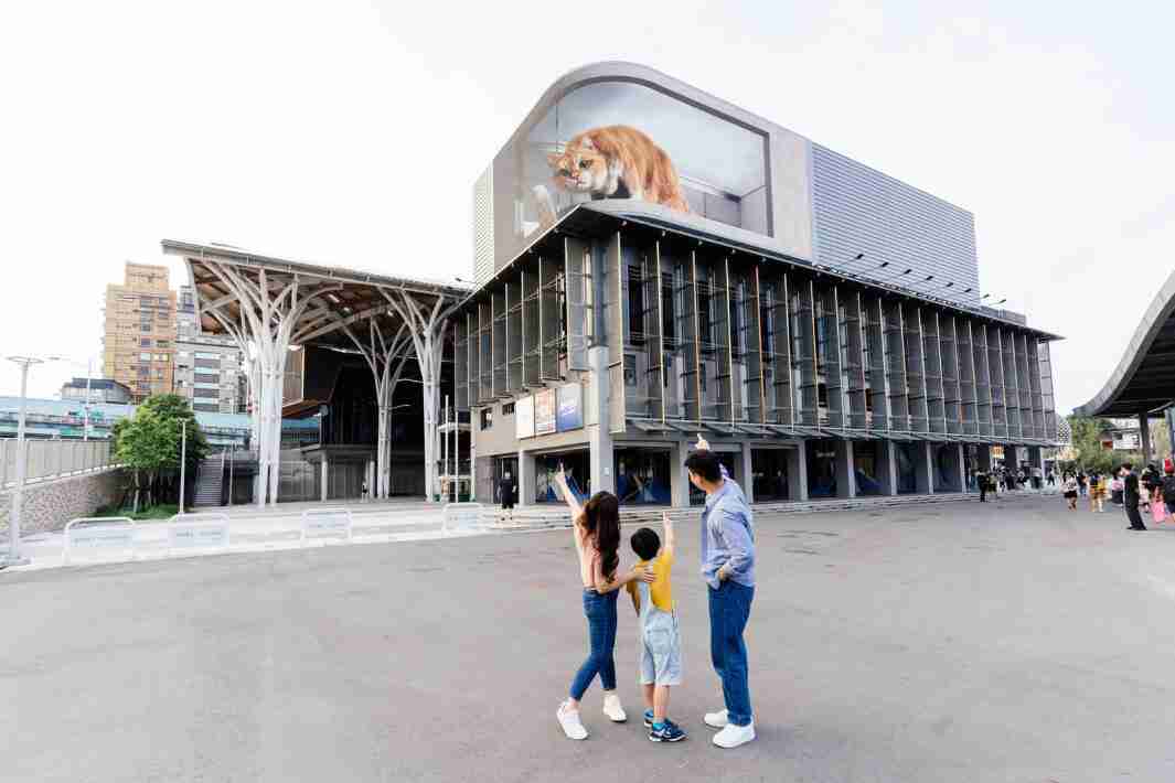 至成国际打造全台最大户外裸视3D LED弧形萤幕，，将超立体的软萌胖橘猫动画活跃于顶楼外墙