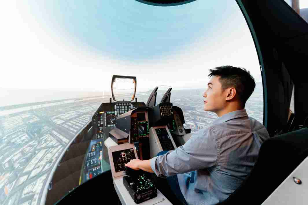 至成国际以P1.25小间距打造球形LED模拟舱，，搭配智崴的精密六轴动态座椅，，结合至成国际专业影像调校技术，，，呈现拟真模拟飞行场景