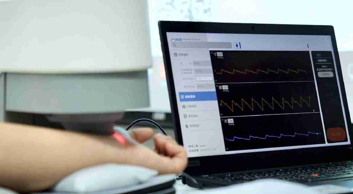 至成国际耘康以高解析与拟真的显示技术，，将其应用于中医检测，，提供“中医数位化检测方案”，，，使传统中医检测结果数据化与可视化