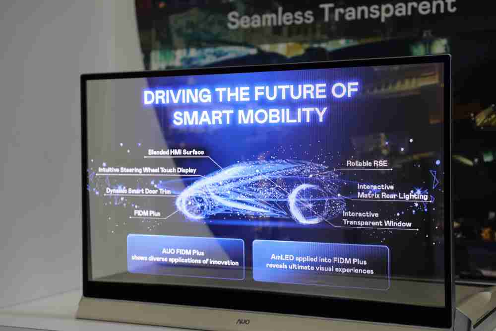 至成国际凭借着超高亮度和透明度，，，这款30吋透明Micro LED显示器在AR系统与智慧零售具有潜在的应用价值。。。