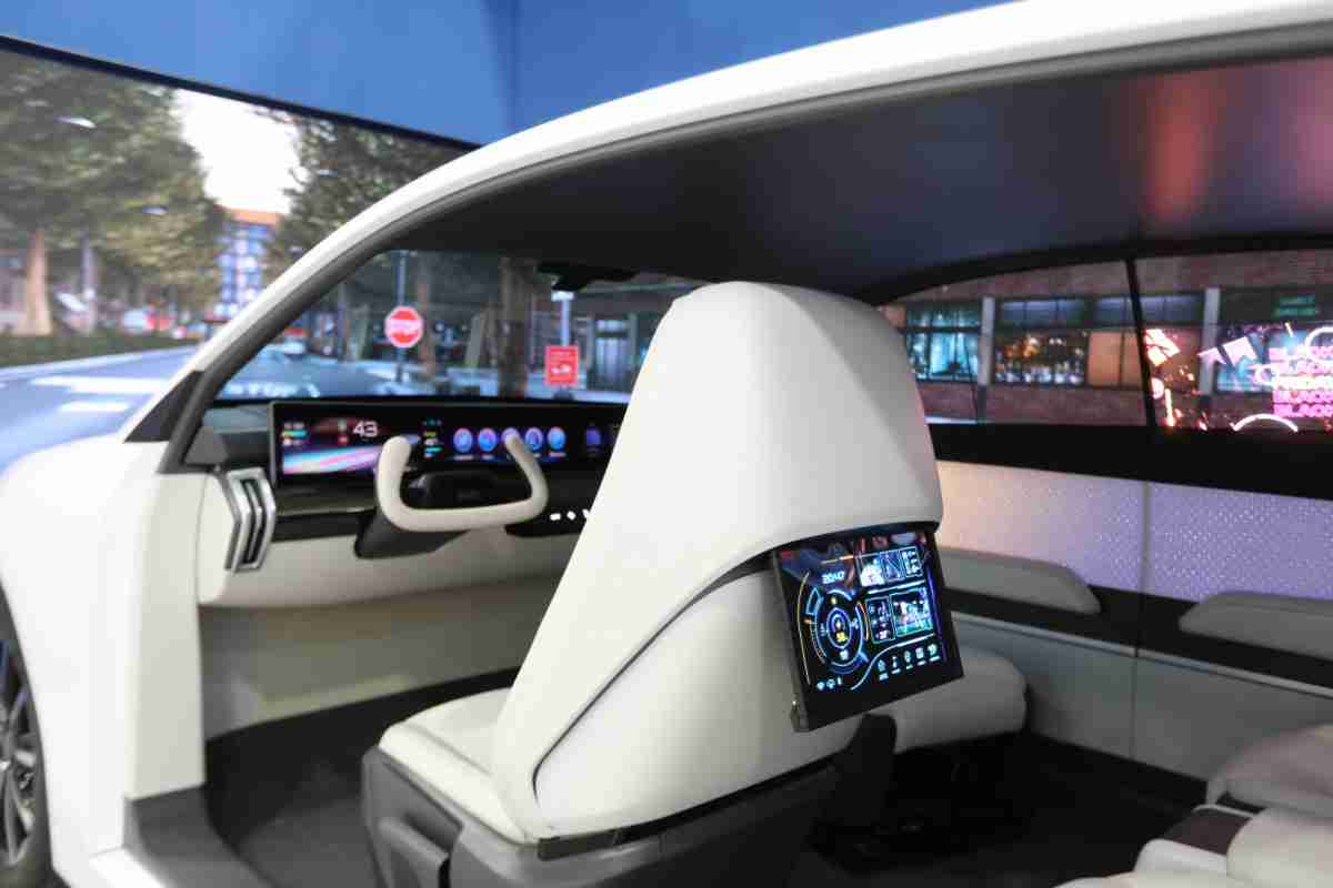 至成国际的「可卷式后座娱乐显示器」加强后座乘客的感官体验，，，并保有个性化设计，，，，可依使用偏好进行动态调整。。。。