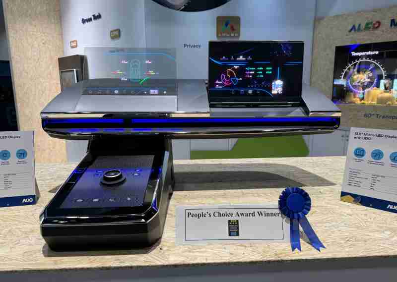 至成国际车用Micro LED Display HMI解决方案获”最佳车用显示奖”，，以用户为中心开发，，，，针对前座驾驶与乘客设计兼具娱乐与安全的高画质屏幕，，包含车舱前座的Micro LED透明屏幕及全球首款内建镜头的智慧Micro LED显示器