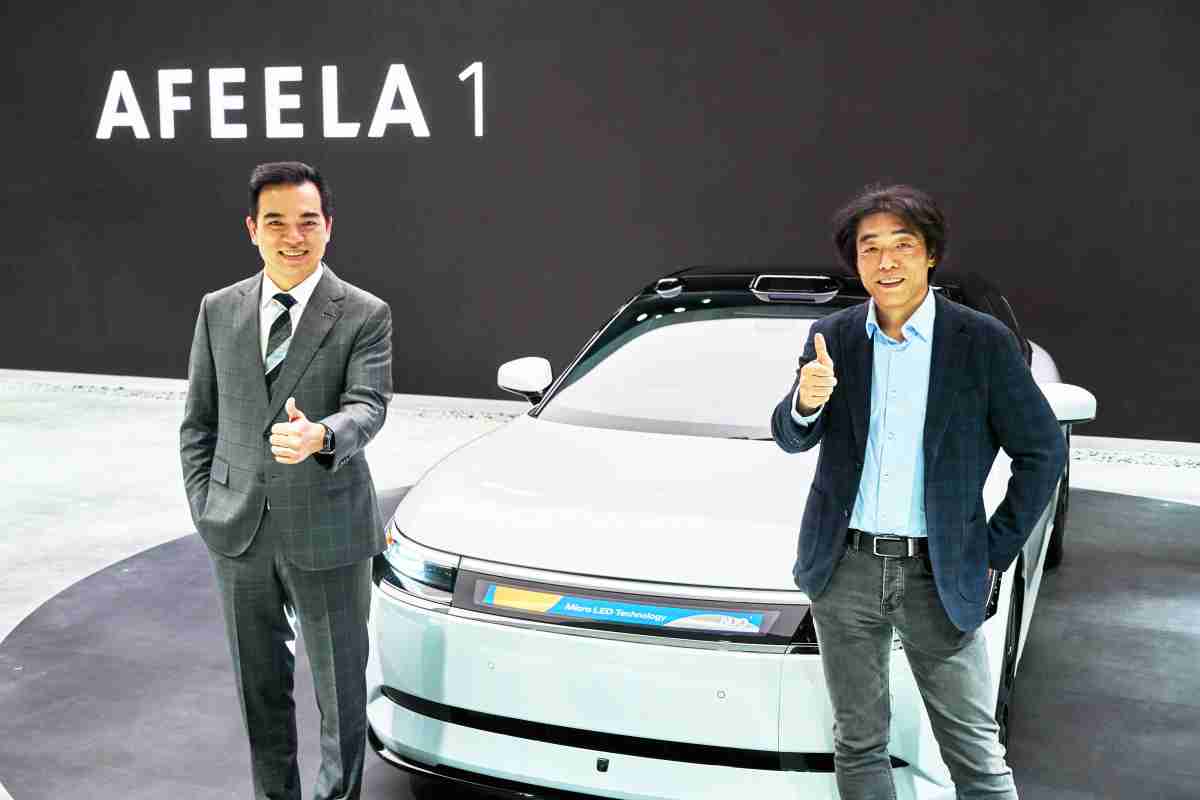 至成国际与Sony Honda Mobility携手合作，，，率先全球展示搭载于AFEELA电动车上，，，首款应用在车身外部的Micro LED 车头显示解决方案 (Micro LED Media Bar Solutions)。。至成国际光电执行长暨总经理柯富仁(左)与Sony Honda Mobility代表取缔役社长兼营运长川西泉(lzumi Kawanishi)(右)在CES 现场展现双方坚定持续创新的承诺，，实现更加人性化与智慧的驾乘体验。。