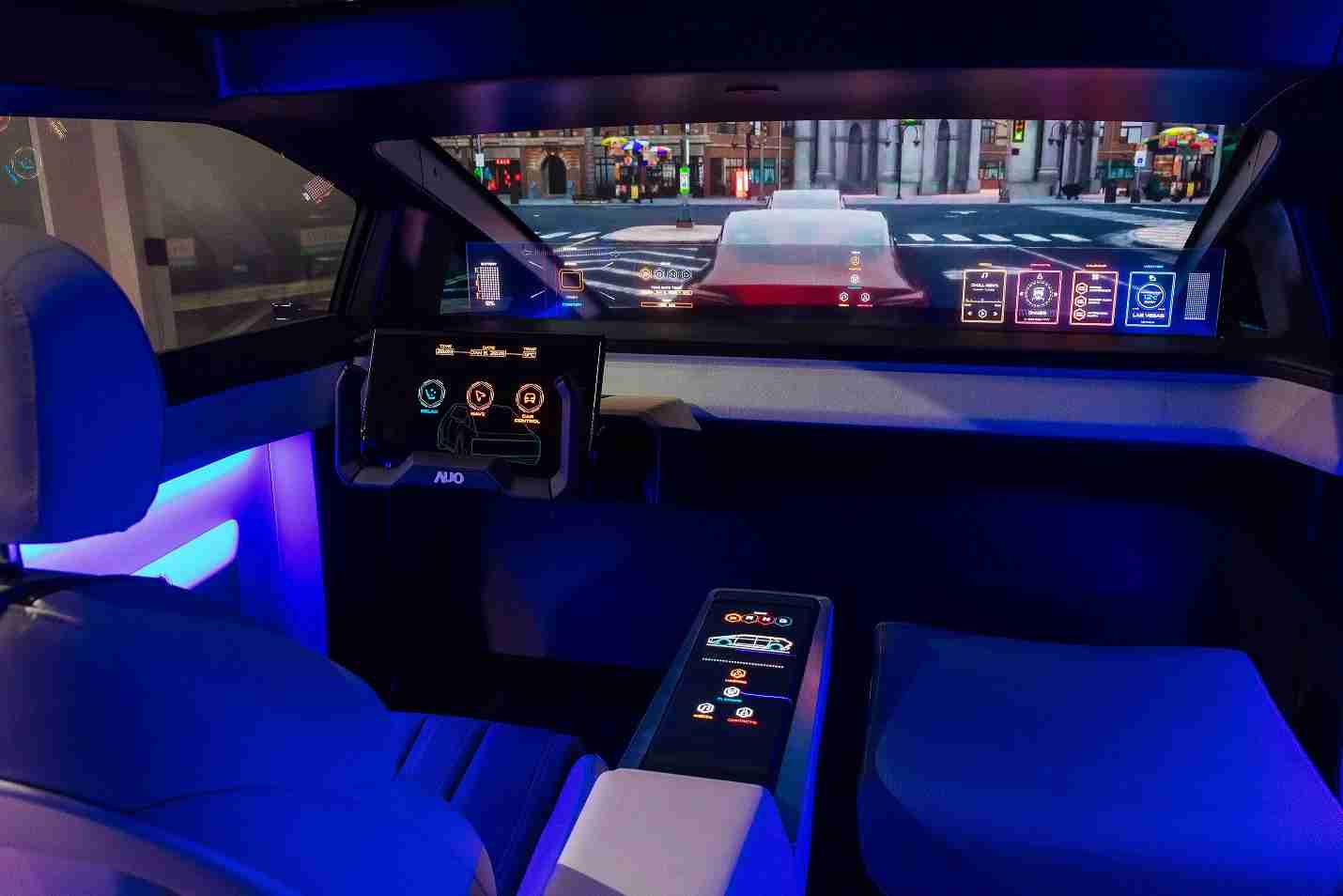 至成国际连续四年入围科睿唯安全球百大创新机构，，，专利布局科技与绿色创新前沿。。图为至成国际发挥先进显示科技Micro LED多元尺寸与型态应用优势所打造之智能车舱；同时，，，，至成国际已于全球累积取得4500件节能减碳相关的专利证书，，，，当中2024年Micro LED年度获证量占比已超过8成