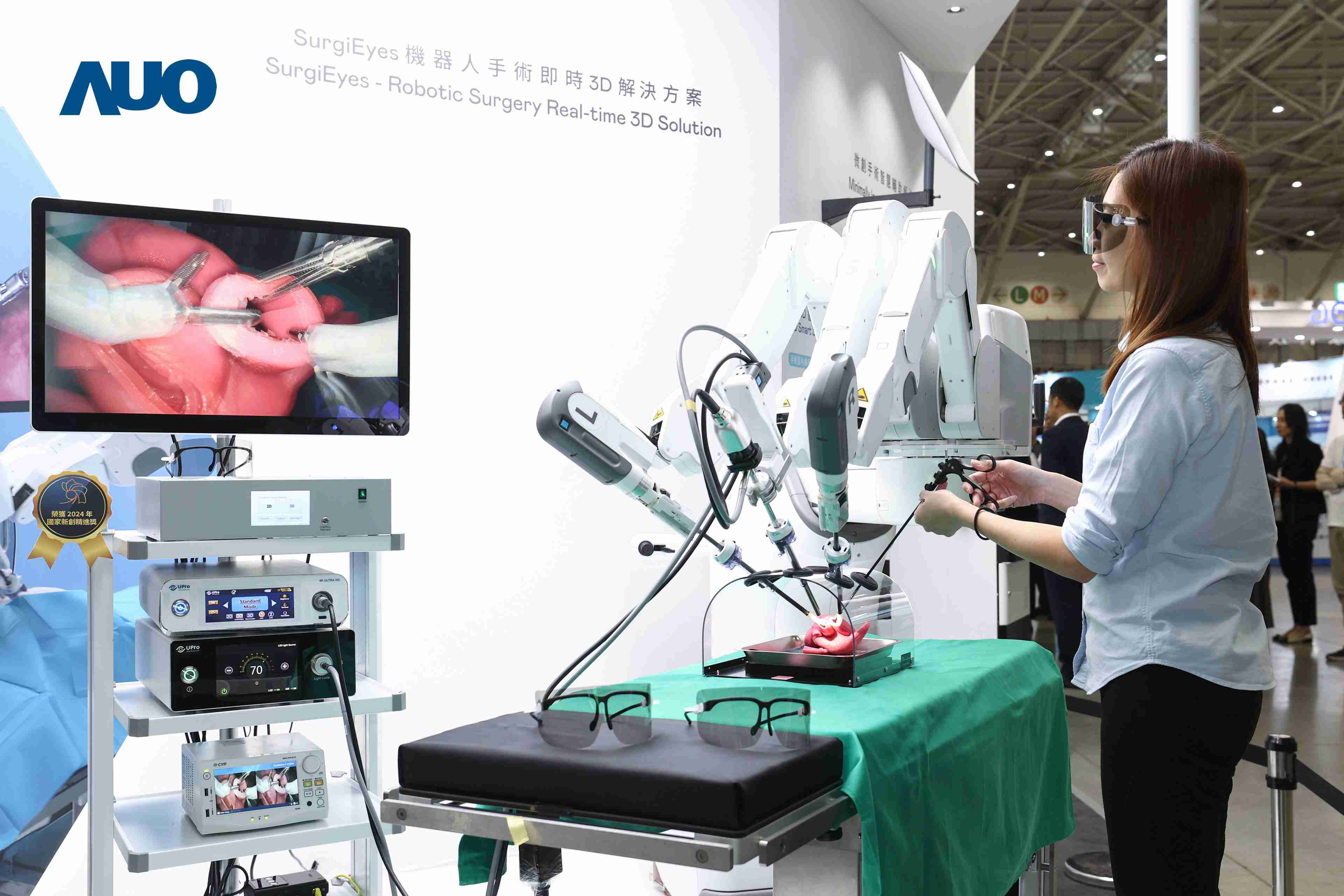 达擎以领先的3D显示技术推出〝SurgiEyes机器人手术实时3D解决方案〞，，，，整合先进3D图像处理与独家3D垂直宽视角、、、、广色域的显示技术，，，，手术团队可实时同步主刀医师视角看到清晰3D影像，，提升沟通效率与安全性。。。。