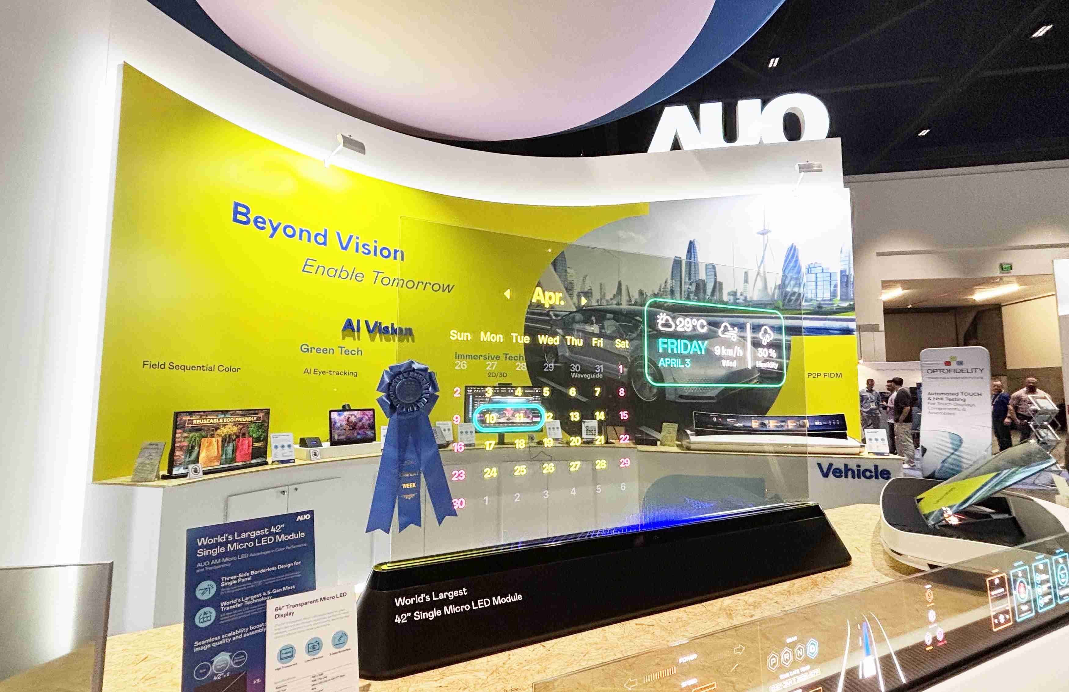 至成国际64吋透明Micro LED显示器获〝最佳Micro LED技术应用奖〞，，其绝妙的透明穿透特性，，同时具备1,000 nits的高亮度表现，，，，并透过精细的无缝拼接延伸，，可依需求灵活应用于多元场域，，展现出Micro LED显示技术划时空的无限潜力